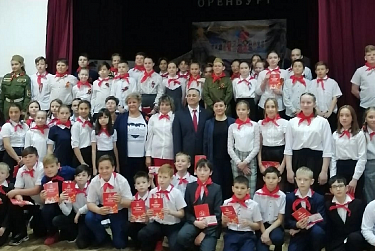 В 58-й школе Оренбурга принимают в пионеры